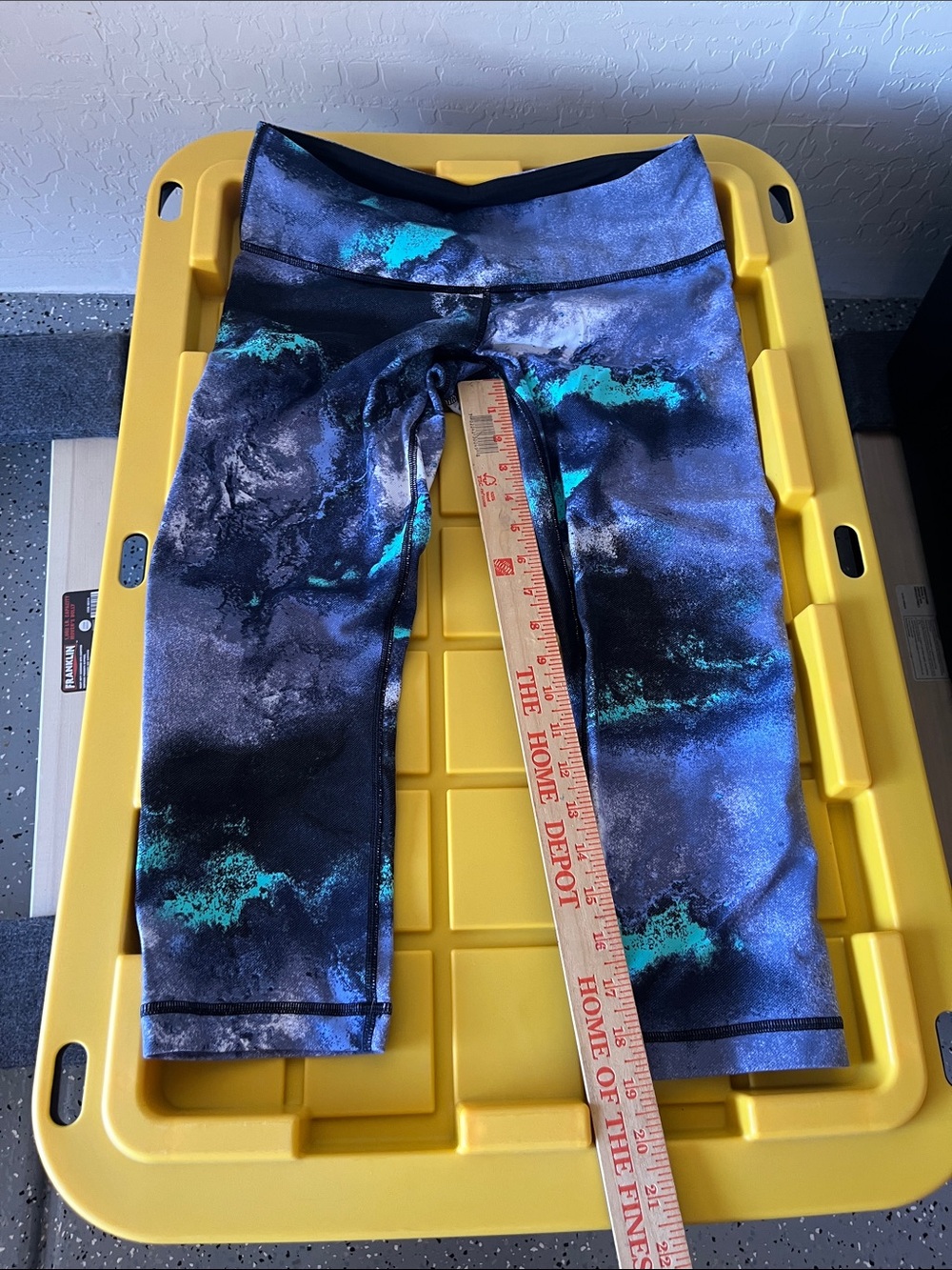 Lululemon Capri Leggings in Blue Marble size 8 in euc